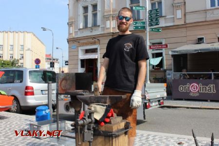 26.08.2017 - Hradec Králové, Masarykovo nám.: Josef Hnát pózuje pro VLAKY.NET © PhDr. Zbyněk Zlinský