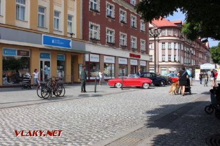 26.08.2017 - Hradec Králové, Masarykovo nám.: prvorepublikový četník a automobiloví veteráni © PhDr. Zbyněk Zlinský