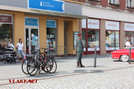 26.08.2017 - Hradec Králové, Masarykovo nám.: prvorepublikový četník © PhDr. Zbyněk Zlinský