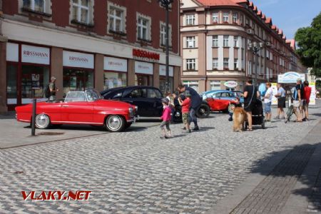 26.08.2017 - Hradec Králové, Masarykovo nám.: automobiloví veteráni a jejich obdivovatelé © PhDr. Zbyněk Zlinský