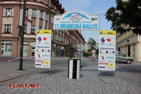 26.08.2017 - Hradec Králové, Masarykovo nám.: startovní brána uzavřená sudem pro dopravu řídícího policistu © PhDr. Zbyněk Zlinský