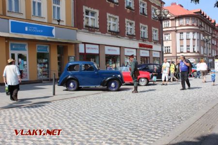 26.08.2017 - Hradec Králové, Masarykovo nám.: britský automobil Standard a československý četník © PhDr. Zbyněk Zlinský