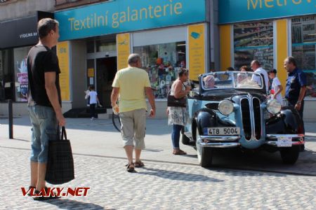 26.08.2017 - Hradec Králové, Masarykovo nám.: kabriolet BMW © PhDr. Zbyněk Zlinský