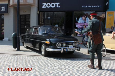 26.08.2017 - Hradec Králové, Masarykovo nám.: socialistická Tatra 603 a předválečný četník © PhDr. Zbyněk Zlinský