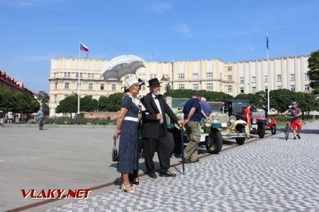 26.08.2017 - Hradec Králové, Masarykovo nám.: dobově oděný pár © PhDr. Zbyněk Zlinský