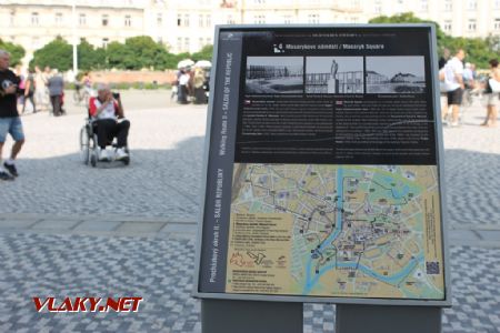 26.08.2017 - Hradec Králové, Masarykovo nám.: turistický popis náměstí s autorem v pozadí © Karel Furiš