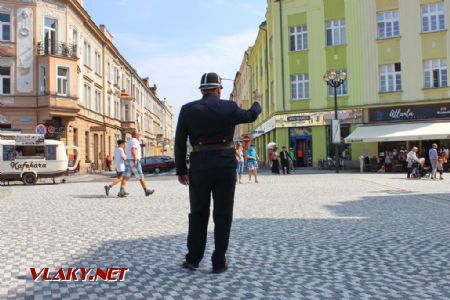 26.08.2017 - Hradec Králové, Masarykovo nám.: policista přivolává další automobil © PhDr. Zbyněk Zlinský