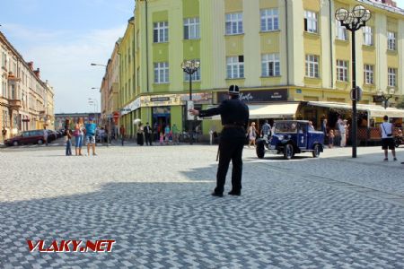 26.08.2017 - Hradec Králové, Masarykovo nám.: policista a poštovní auto Tatra 12 z r. 1930 © PhDr. Zbyněk Zlinský