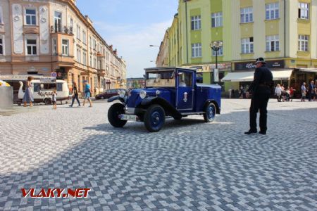 26.08.2017 - Hradec Králové, Masarykovo nám.: policista a poštovní auto Tatra 12 z r. 1930 © PhDr. Zbyněk Zlinský