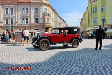 26.08.2017 - Hradec Králové, Masarykovo nám.: československý četník a britský Morris Oxford ''flatnose'' © PhDr. Zbyněk Zlinský