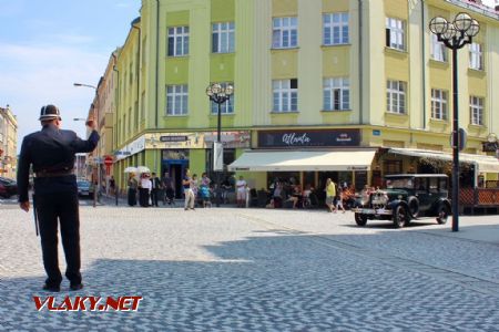 26.08.2017 - Hradec Králové, Masarykovo nám.: prvorepublikový policista a Franklin Airman z roku 1928 © PhDr. Zbyněk Zlinský