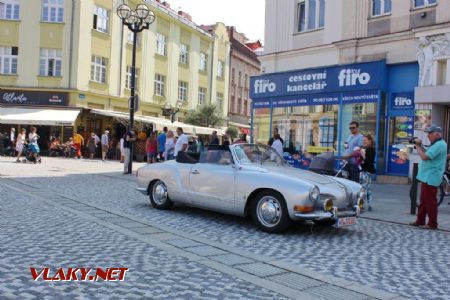 26.08.2017 - Hradec Králové, Masarykovo nám.: Karel dokumentuje kabriolet Volkswagen © PhDr. Zbyněk Zlinský