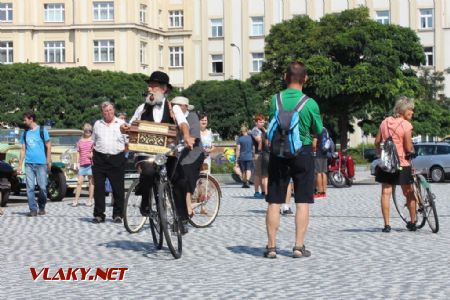 26.08.2017 - Hradec Králové, Masarykovo nám.: cyklomobilní flašinetář s fajfkou © PhDr. Zbyněk Zlinský