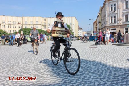 26.08.2017 - Hradec Králové, Masarykovo nám.: cyklomobilní flašinetář s fajfkou © PhDr. Zbyněk Zlinský