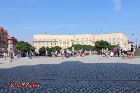 26.08.2017 - Hradec Králové, Masarykovo nám.: aut i jejich obdivovatelů přibývá, je čas vyklidit pole © PhDr. Zbyněk Zlinský