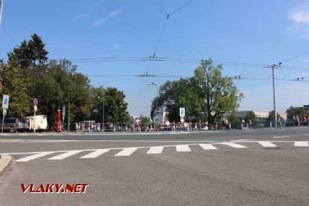 26.08.2017 - Hradec Králové, Tylovo nábř.: nepříliš čilý ruch u hlavního vstupu do paromilného areálu © PhDr. Zbyněk Zlinský