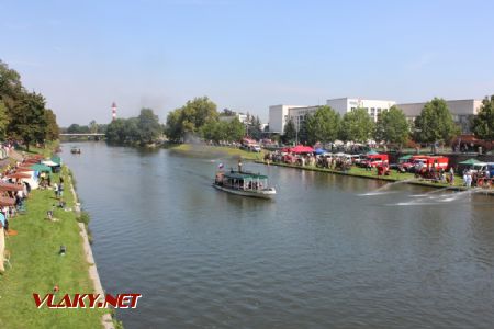 26.08.2017 - Hradec Králové, Tyršův most: parník ''Královna Eliška'' přecpaný není © PhDr. Zbyněk Zlinský