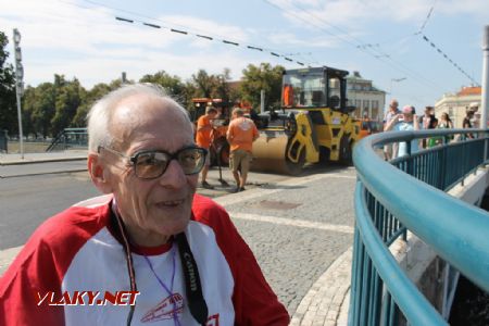 26.08.2017 - Hradec Králové, Tyršův most: unavený autor na pozadí makajících cestářů: jede se domů! © Karel Furiš