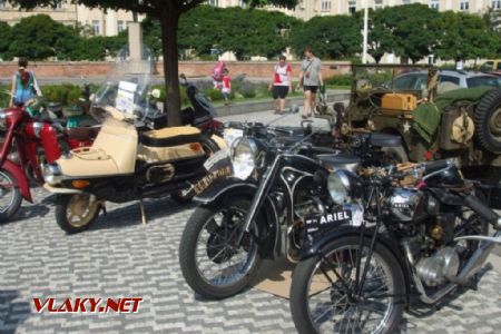 26.8.2017 - Hradec Králové: benzínoví veteráni na Masarykově náměstí © Luděk Šimek