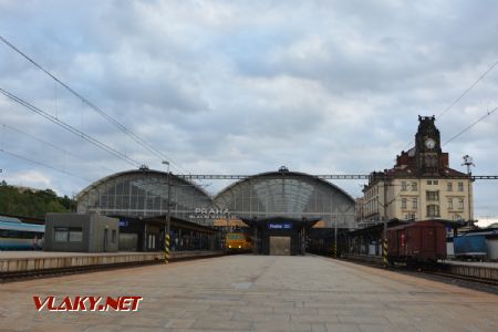 12.8.2017 - Praha hl.n.: Pohľad na opravovanú stanicu © Ondrej Krajňák