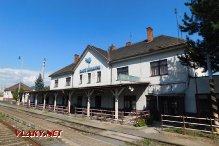 17.08.2017 – žst. Zlaté Moravce: pohľad na výpravnú budovu, ktorá stále pripomína časy, keď bola prestupným uzlom © Michal Mazánik