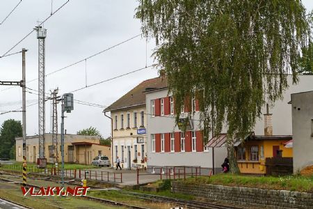 11.8.2017 - Nezvěstice: výpravní budova © Jiří Řechka