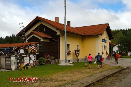 13.8.2017 - Kubova Huť: výpravní budova © Jiří Řechka