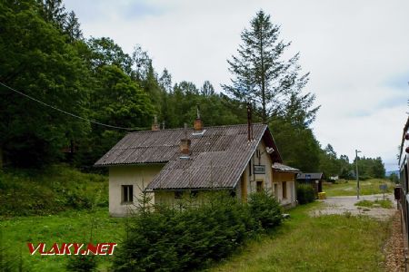 13.8.2017 - Kaplice: Boubín prales, budova zastávky © Jiří Řechka