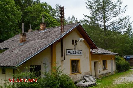 13.8.2017 - Kaplice: Boubín prales, budova zastávky © Jiří Řechka