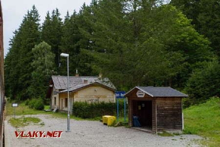 13.8.2017 - Kaplice: Boubín prales, budova zastávky © Jiří Řechka