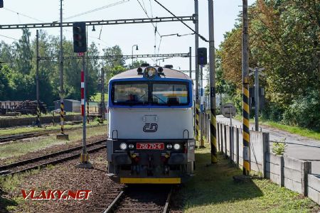 14.8.2017 - Jihlava: 750.710, čekání na přijíždějící rychlík © Jiří Řechka