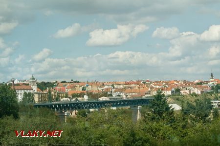 14.8.2017 - Znojmo: železniční most, přes okno vlaku © Jiří Řechka