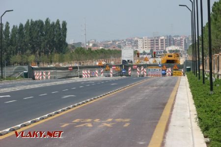 Nový bulvár ešte nie je dokončený, 10.8.2017, Tirana © Marek L.Guspan