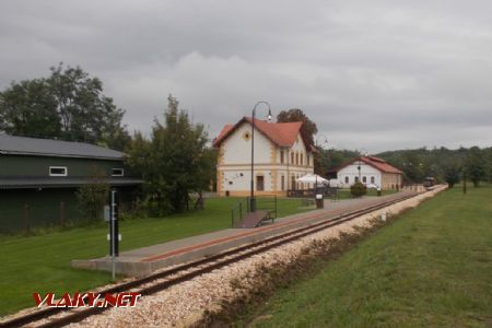 17.09.2017 - Felcsút: nástupište stanice zo smeru Alcsútdobozi Arborétum © Michal Čellár