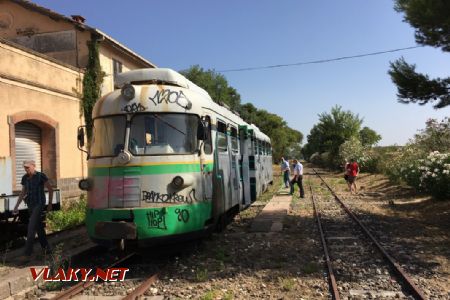 Nádraží v Tresnuraghes, motorový vůz ve stanici, nastupovat, pojedeme; 22.7.2017 © Jaroslav Škrdla