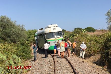 Cestující obhlížejí místo zkázy. Na fotce je vidět, že vůz byl po vykolejení nakloněný doleva; 22.7.2017 © Jaroslav Škrdla