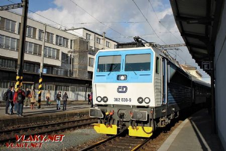 30.10.2017 - Brno hl.n.: můj vlak domů, R 837 se strojem 362.030-9 © Karel Furiš