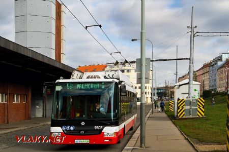 3.11.2017 - Praha-Libeň: Palmovka, dobíjení parciálního trolejbusu SOR © Jiří Řechka