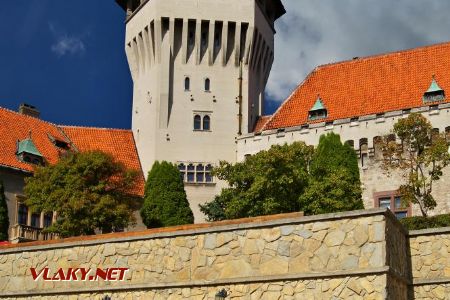 Srpen 2017 - Smolenický zámek: hlavní věž © Mixmouses