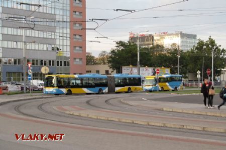 Košice: pestrobarevné autobusy značky SOR čekají ve smyčce před nádražím, 28.09.2017 © Dominik Havel