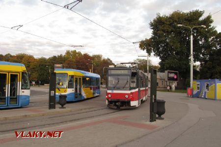 Košice: modernizovaná tramvaj typu KT8 a nové tramvaje VarioLF2+ čekají na odjezd ve smyčce před nádražní budovou, 28.09.2017 © Dominik Havel