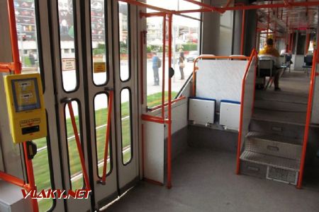 Košice: Interiér nového středního článku modernizované tramvaje typu KT8, 28.09.2017 © Dominik Havel
