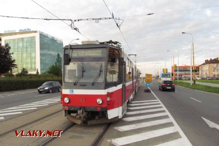 Košice: modernizovaná tramvaj typu KT8 odjíždí ze zastávky Idanská, 28.09.2017 © Dominik Havel