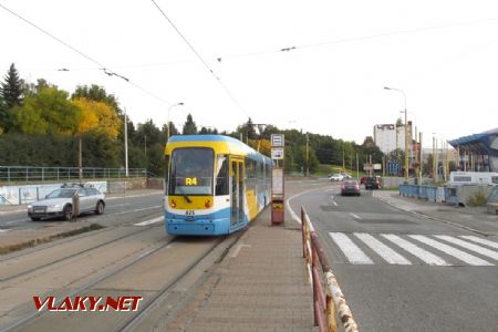 Košice: nová tramvaj typu VarioLF2+ odjíždí ze zastávky Zimný štadión směrem do centra, 28.09.2017 © Dominik Havel