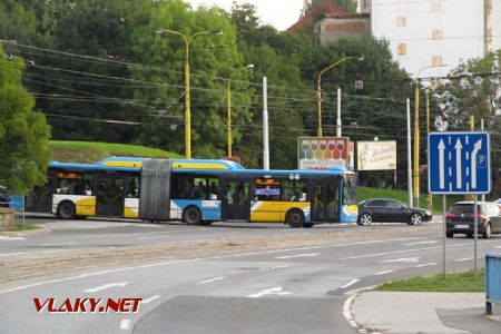 Košice: autobus Irisbus PU09D2 Citelis 18M CNG z roku 2010 vjíždí na trolejbusové lince 71 z Toryské na Štúrovu, 28.09.2017 © Dominik Havel