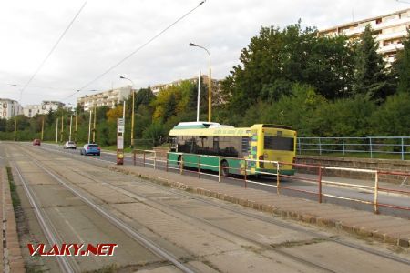 Košice: autobus Tedom C12 G z roku 2007 projíždí po Štúrově na známé sídliště Luník IX, 28.09.2017 © Dominik Havel