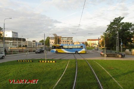 Košice: kuse ukončené koleje před autobusovým nádražím by měly sloužit pro vlakotramvaje, v pozadí elektrobus SOR EBN 11, 28.09.2017 © Dominik Havel