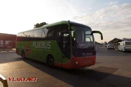 Košice: autobus MAN Lion´s Coach v barvách Flixbus přijíždí na autobusové nádraží na lince z Prešova do Vídně, 28.09.2017 © Dominik Havel