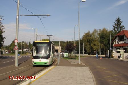 Miskolc: tramvaj typu Škoda 26T ev.č. 617 vjíždí do nástupní zastávky v terminálu Felső-Majláth, 28.09.2017 © Dominik Havel
