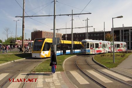 Debrecen: srovnání obou aktuálně provozovaných typů tramvají ve smyčce u nádraží, 28.09.2017 © Dominik Havel
